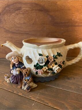 Boyds Bears Floral Cream Teapot Figurine with Girl and Bear